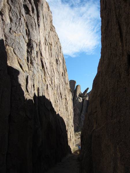 Alabama Hills - Bureau of Land Management / BLM - Bishop Field Office (11/23/2011 - Credits: "Alamba Hills Movie Road 1632a" by Don Barrett (CC BY-NC-ND 2.0)[https://creativecommons.org/licenses/by-nc-nd/2.0/legalcode]https://www.flickr.com/photos/donbrr/)
