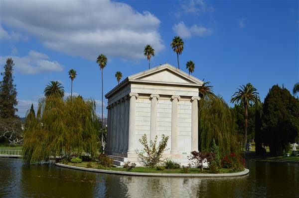 Hollywood Forever Cemetery (11/17/2013 - Credits: "Hollywood_Forever_Cemetery" by Daniel Hartwig (CC BY 2.0)[https://creativecommons.org/licenses/by/2.0/legalcode]https://www.flickr.com/photos/dwhartwig/)