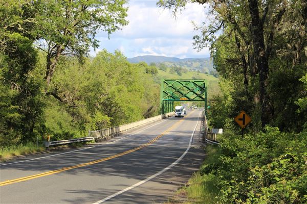 Redwood Highway - Highway 101 - Cloverdale to Ukiah - Highway 101 - looking southward; 1.5 miles south of Hopland; Russian River Bridge (Mendocino County) (4/18/2017 - Credits: Kellen Lim)