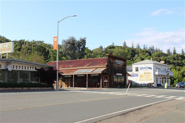 Hopland - Hopland businesses, Highway 101 (4/18/2017 - Credits: Kellen Lim)