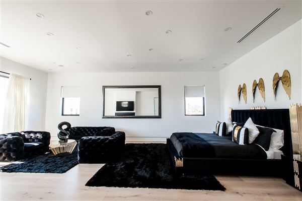 Dream Villa (11/1/2018 - Credits: Living The Dream)