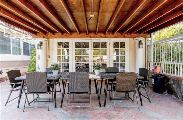 Beautiful Villa with a beautiful backyard on a large lot (10/16/2022 - Credits: Michal Aljadeff)