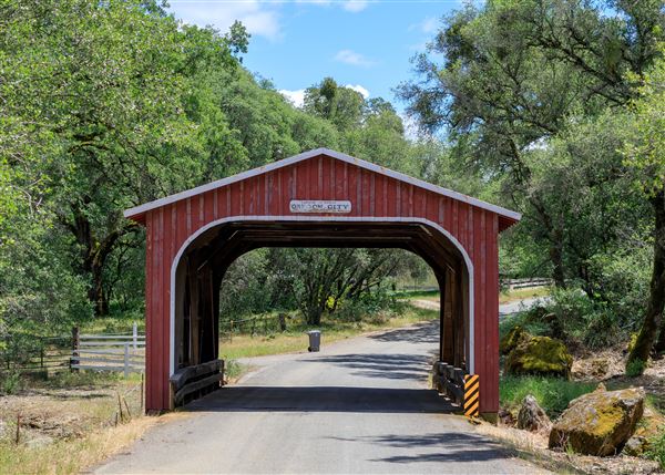Oregon City Bridge (9/13/2020 - Credits: Covered bridge in Oregon City, Frank Schulenburg (https://en.wikipedia.org/wiki/File:Covered_bridge_in_Oregon_City,_California.jpg)(https://creativecommons.org/licenses/by-sa/4.0/deed.en))