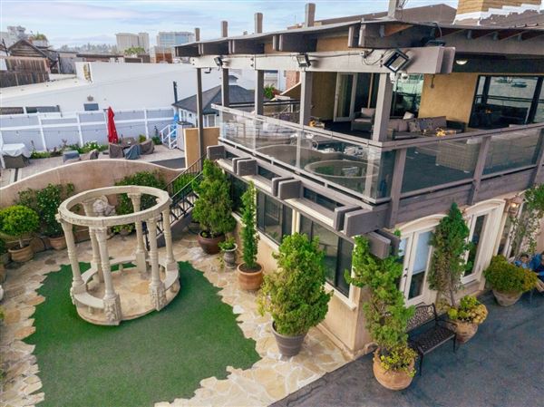 Waterfront Lounge & Garden @ Newport Harbor - City Cruises (5/14/2024 - Credits: Photo Courtesy of City Experiences)