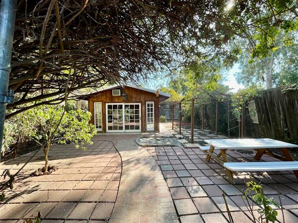 Beautiful Villa with a beautiful backyard on a large lot (5/31/2024 - Credits: Michal Aljadeff)