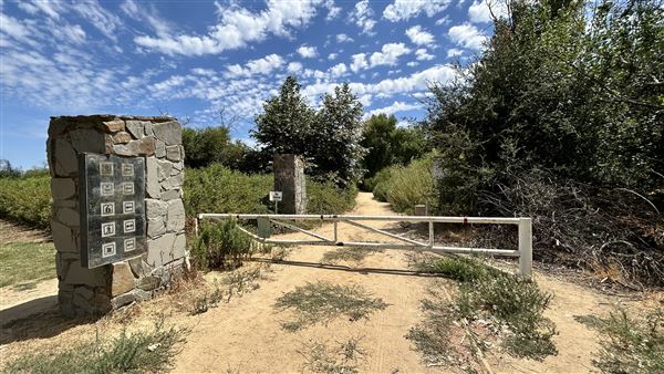 Sepulveda Basin Wildlife Preserve / Woodley Park - entrance and trail to lake/pond. (8/2/2024 - Credits: Brandy Davis)