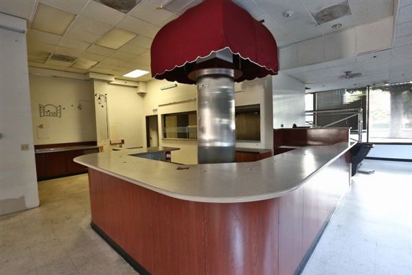 Wilshire Colonnade - Empty Restaurant (9/17/2024 - Credits: Cap Equity)