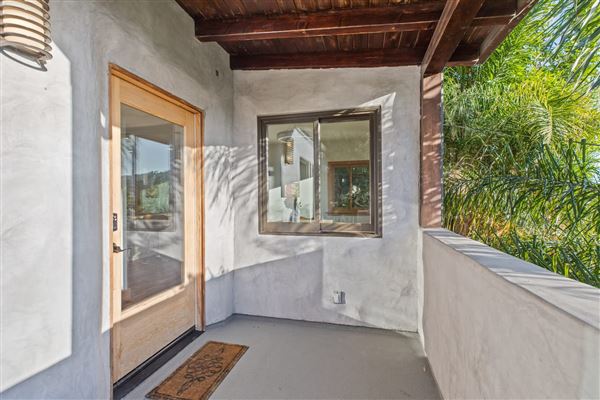 Hollywood Hills Modern Vintage (12/20/2024 6:05:06 PM - Credits: submitted by:)
