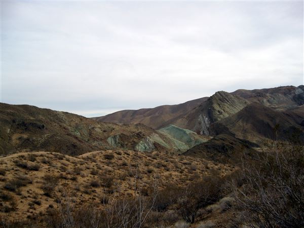 Jawbone Canyon - Jawbone Canyon, with Blue Point visible at center (1/3/2010 - Credits: By Kafziel Complaint Department - I (Kafziel Complaint Department) created this work entirely by myself., CC BY-SA 3.0, https://en.wikipedia.org/w/index.php?curid=25663523)
