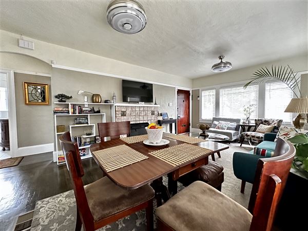 Fully furnished stucco California Bungalow (2/21/2025 - Credits: submitted by: Odessa McDUFFIE)