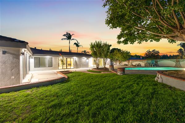 Contemporary Mid-Century Luxury Home (10/27/2025 - Credits: submitted by: Jenarda Makupson)