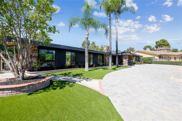 Contemporary Mid-Century Luxury Home (10/27/2025 - Credits: submitted by: Jenarda Makupson)