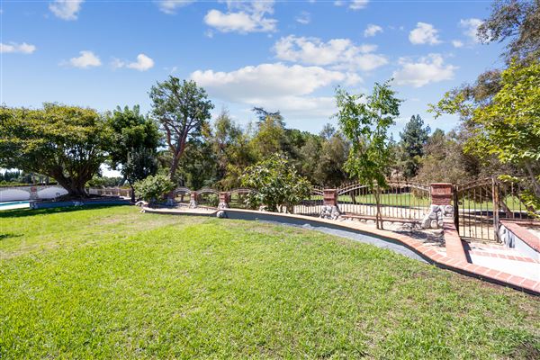 Contemporary Mid-Century Luxury Home (10/27/2025 - Credits: submitted by: Jenarda Makupson)