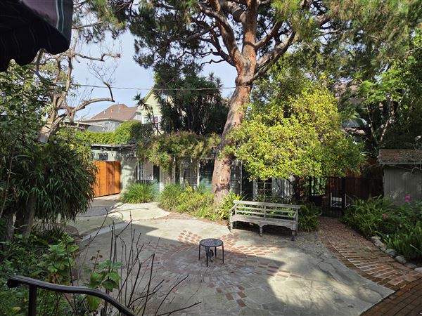 Pink Victorian Estate Near Downtown Los Angeles (3/27/2026 - Credits: submitted by: Dovid Junik)