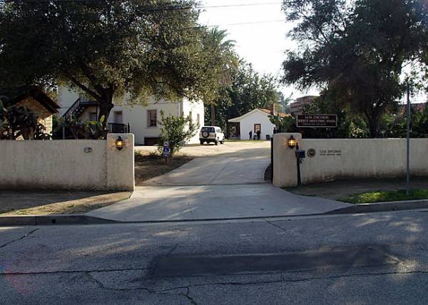 Los Encinos State Historic Park (SHP) adjacent to currently closed Lakeside Restaurant & Lounge (12/31/2003)