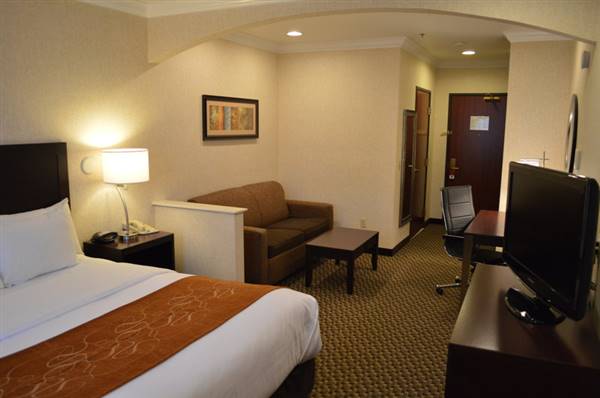 Holiday Inn Express & Suites (8/26/2015 - Credits: http://www.ihg.com/holidayinnexpress/hotels/us/en/davis/sacda/hoteldetail)