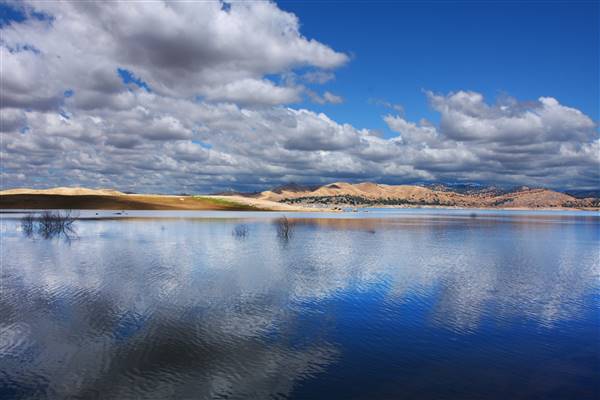 Millerton Lake State Recreation Area (SRA) (6/6/2011 - Credits: By Rennett Stowe from USA (Millerton Lake) [CC BY 2.0 (http://creativecommons.org/licenses/by/2.0)], via Wikimedia Commons)
