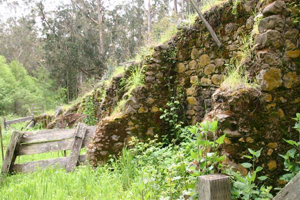 Burleigh H. Murray Ranch Park Property (4/17/2011 - Credits: "Remains of the stone wall" by Susan Stienstra (CC BY-NC 2.0) [ https://creativecommons.org/licenses/by-nc/2.0/legalcode ] https://www.flickr.com/photos/19882095@N02/)