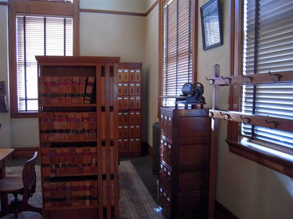 Old Orange County Courthouse (12/28/2009 - Credits: "DSC1196" by Traci Hall (CC BY-SA 2.0)[https://creativecommons.org/licenses/by-sa/2.0/legalcode]https://www.flickr.com/photos/twobears2/)