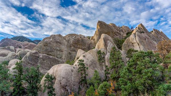 Devil's Punchbowl (11/22/2014 - Credits: "Devil's Punchbowl, Pearblossom, California" by Jeff Turner (CC BY 2.0) [https://creativecommons.org/licenses/by/2.0/legalcode]https://www.flickr.com/photos/respres/)