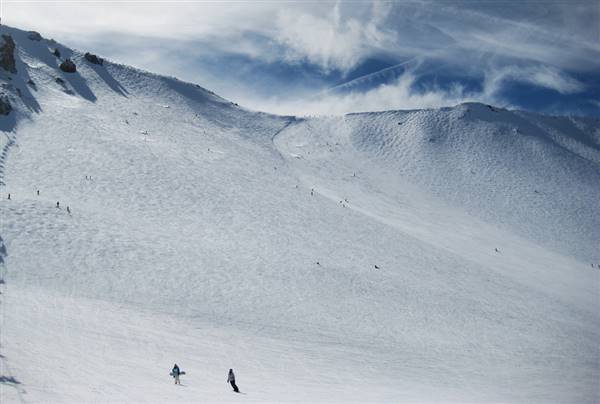 Mammoth Mountain (2/18/2010 - Credits: "At the Top"  by Maxamillian Schaffhausen (CC BY-Nc-ND 2.0)[https://creativecommons.org/licenses/by-nc-nd/2.0/legalcode]https://www.flickr.com/photos/ehrgeizier/)