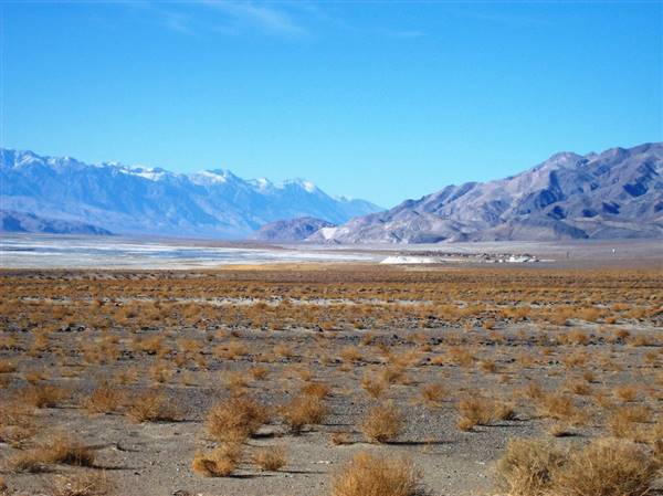 Owens Dry Lake / Owens Lake - State Lands Commission (SLC) (11/12/2007 - Credits: "Northern end of Owens Dry Lake, Keeler in the foreground, Sierra Mountains in the background - keeler50" by Matthew Lee High (CC BY-NC 2.0)[https://creativecommons.org/licenses/by-nc/2.0/legalcode]https://www.flickr.com/photos/matthigh/)