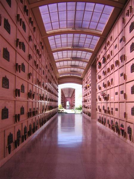 Hollywood Forever Cemetery (6/7/2008 - Credits: "Hollywood Forever Cemetery 2" by Lisa Geduldig (CC BY-NC 2.0)[https://creativecommons.org/licenses/by-nc/2.0/legalcode]https://www.flickr.com/photos/lisag/)