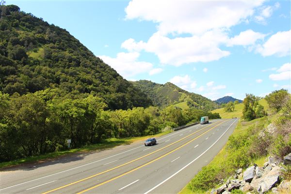 Redwood Highway - Highway 101 - Cloverdale to Ukiah - Highway 101 - looking northward; 7.8 miles south of Hopland (4/18/2017 - Credits: Kellen Lim)