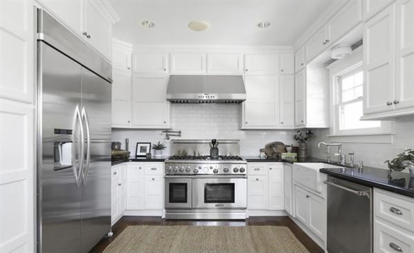1905 American Foursquare Craftsman Home in HPOZ (10/12/2021 - Credits: Alex Jaspersen)
