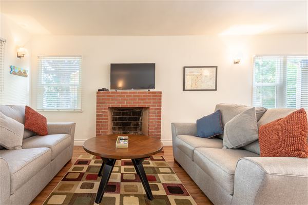 Charming Hollywood Bungalow (4/1/2022 - Credits: kirby tepper)