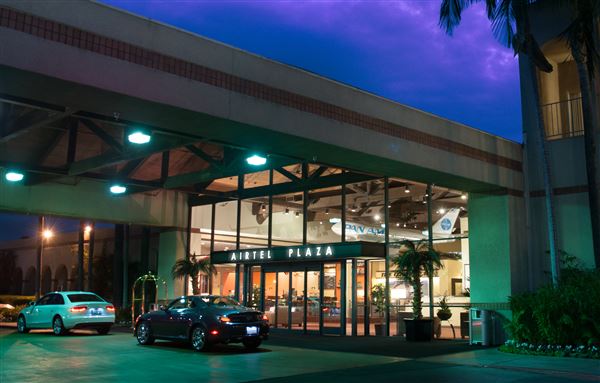 Airtel Plaza Hotel and Conference Center - Porte Cochere (11/19/2012 - Credits: Jennifer Pochedly)