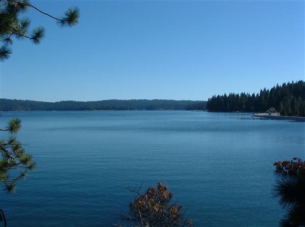 Shaver Lake / Big Creek - Southern California Edison (SCE) - Camp Edison / Sierra National Forest (9/12/2003 - Credits: Shaver Lake, a lake in the Sierra Nevada near the town of Shaver Lake, California. "Kjkolb at Wikimedia Commons"(https://creativecommons.org/licenses/by/2.5/)[https://en.wikipedia.org/wiki/Shaver_Lake#/media/File:Shaver_Lake_1.jpg])