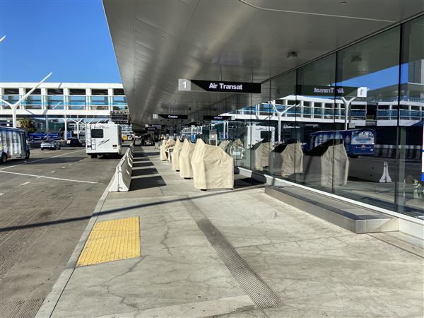Los Angeles International Airport (LAX) - T1.5 Exterior Arrivals Curb (Exterior & Outer) / Exterior Curb and Baggage Check-n (1/9/2024 - Credits: Michael S. Hoffner)
