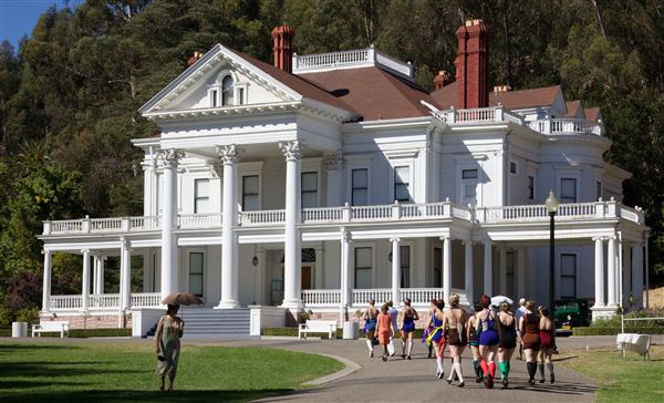 Dunsmuir Hellman Historic Estate (9/9/2012 - Credits: Decobelles head toward the Dunsmuir House "David Brossard"(CC BY-SA 2.0 DEED)[https://creativecommons.org/licenses/by-sa/2.0/][https://commons.wikimedia.org/wiki/Category:Dunsmuir_House#/media/File:David_Brossard_-_Dunsmuir_House.jpg])