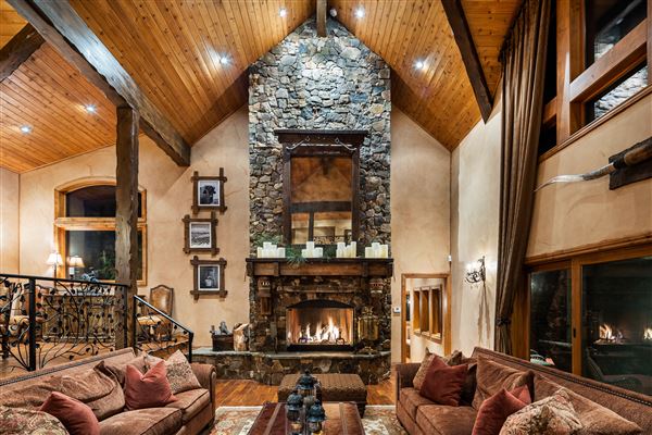 Spectacular Equestrian Ranch Style Estate (2/14/2024 - Credits: David Schneider)
