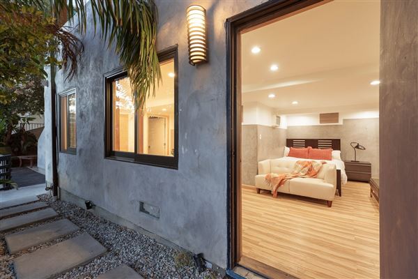 Hollywood Hills Modern Vintage (12/20/2024 6:05:07 PM - Credits: submitted by:)