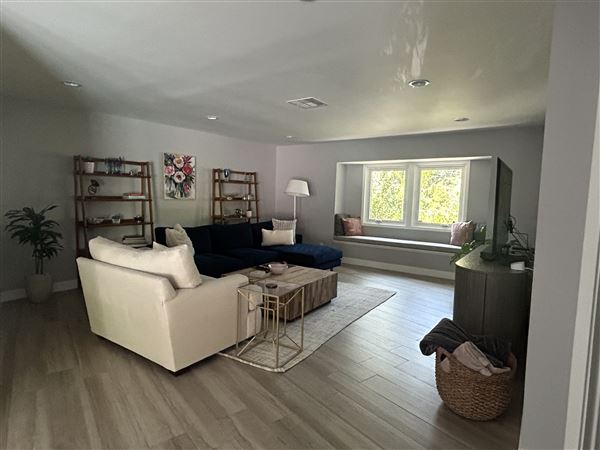 California Modern in Residential Encino Hills (2/3/2025 5:40:29 PM - Credits: submitted by:)