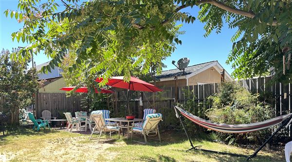 Fully furnished stucco California Bungalow (2/21/2025 - Credits: submitted by: Odessa McDUFFIE)