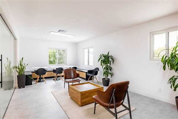 Burbank Modern Office Space – Film/Photo Shoot Ready (5/1/2024 - Credits: In-house photographer)