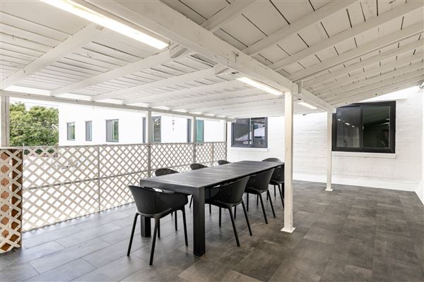 Burbank Modern Office Space – Film/Photo Shoot Ready (5/1/2024 - Credits: In-house photographer)