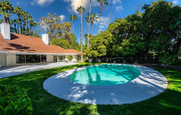 Vintage Hollywood Vibes – Secluded Palm-Lined Mid-Century Pool Oasis Wrapped In Lush Greenery – A Filmmaker’s Dream! (7/29/2025 - Credits: submitted by: Simon Neman)