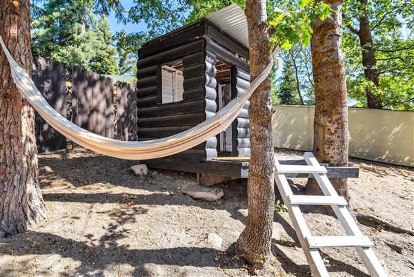 Twin Peaks Mountain Cabin (8/31/2022 - Credits: submitted by: Alex Persons)