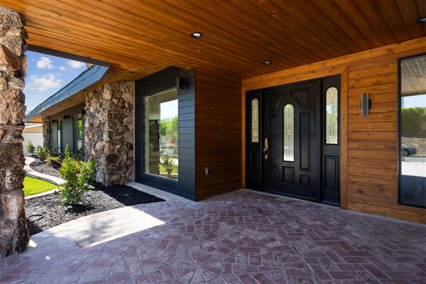 Contemporary Mid-Century Luxury Home (10/27/2025 - Credits: submitted by: Jenarda Makupson)