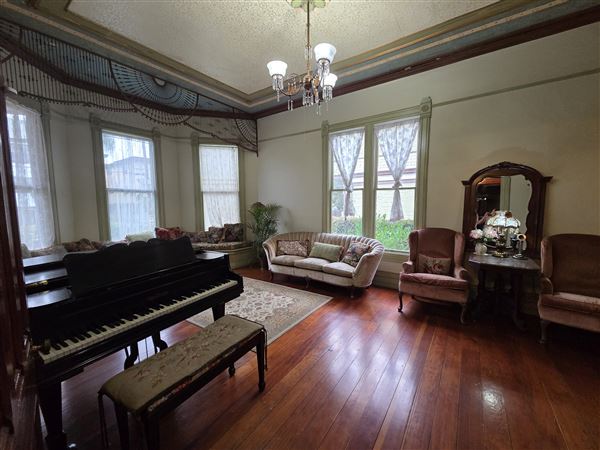 Pink Victorian Estate Near Downtown Los Angeles (3/27/2026 - Credits: submitted by: Dovid Junik)
