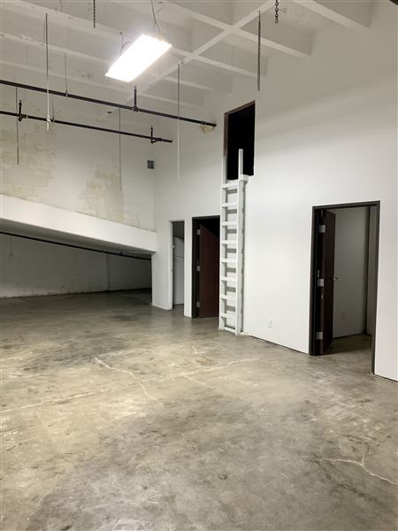 Spacious DTLA Warehouse With Office Ideal For Events/Filming (4/16/2026 - Credits: Elegant Textiles, Inc.)