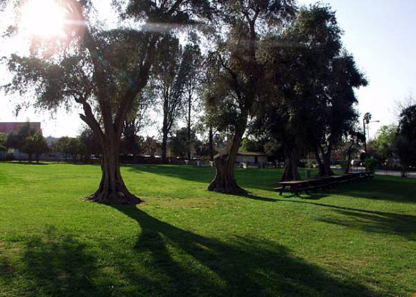 Los Encinos State Historic Park (SHP) adjacent to currently closed Lakeside Restaurant & Lounge (12/31/2003)