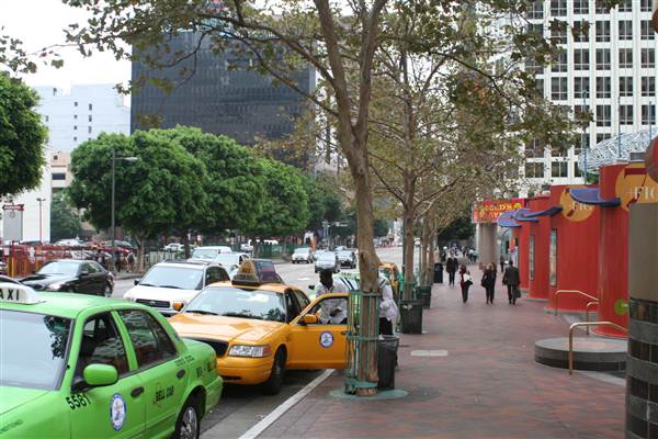 Figueroa St. between 7th & 8th St. (9/1/2010 - Credits: Lindsay Mizrahi)