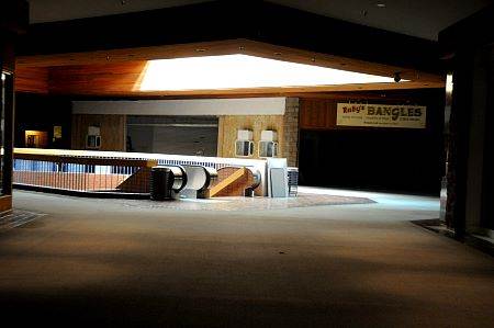 Redlands Mall - CLOSED (10/4/2012 - Credits: Geoff Juckes)