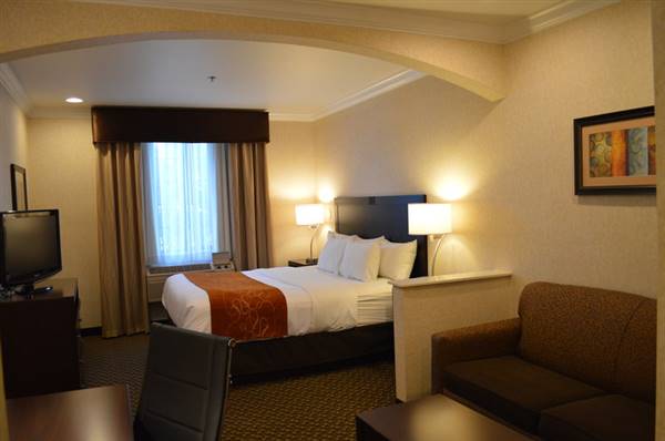 Holiday Inn Express & Suites (8/26/2015 - Credits: http://www.ihg.com/holidayinnexpress/hotels/us/en/davis/sacda/hoteldetail)