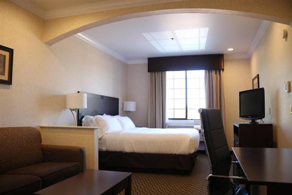 Holiday Inn Express & Suites (8/26/2015 - Credits: http://www.ihg.com/holidayinnexpress/hotels/us/en/davis/sacda/hoteldetail)